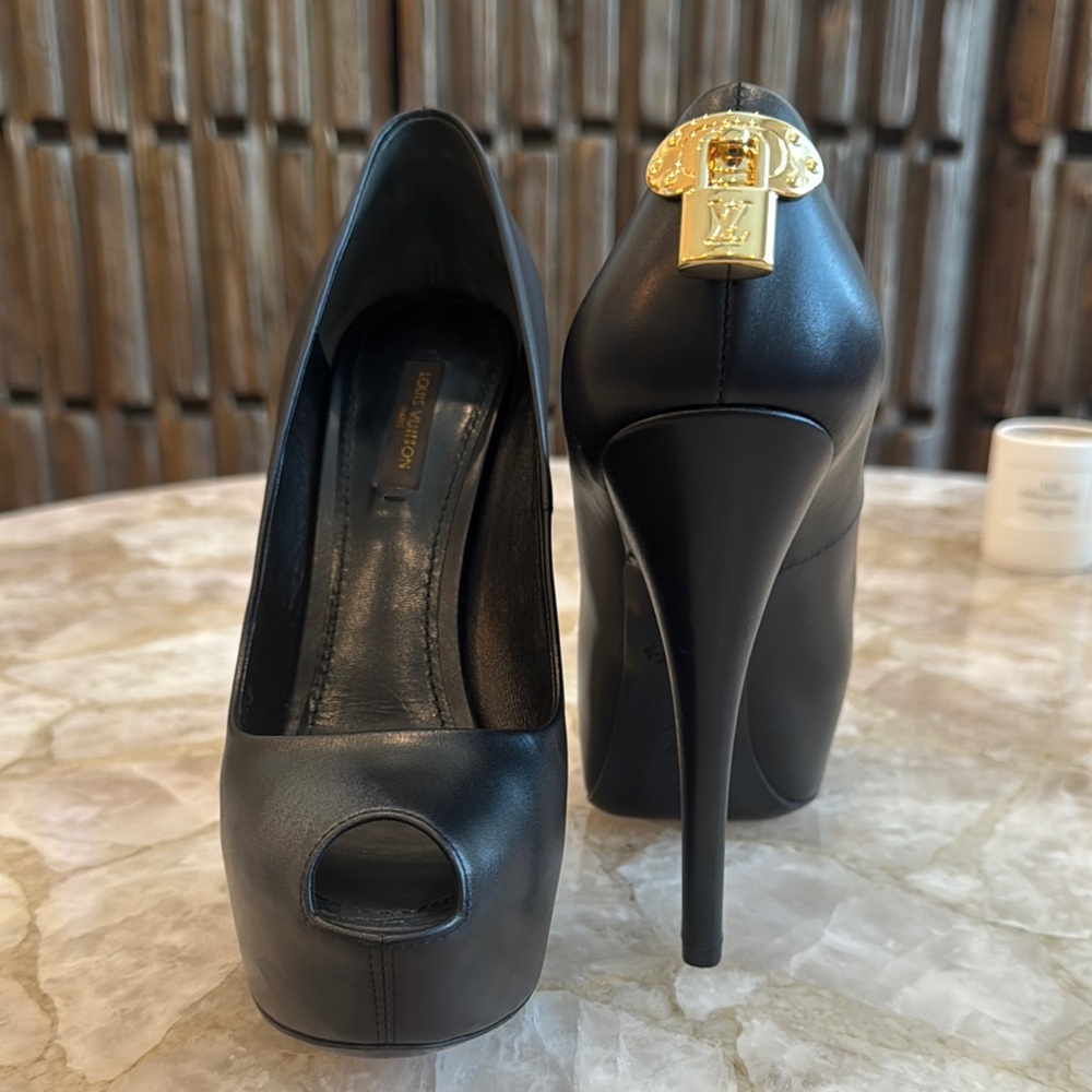 Louis Vuitton Leather Oh Really Pumps Black SZ 38